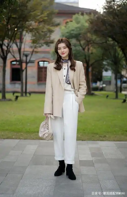 西装控小姐姐有福了,这一波西装街拍穿搭,满足你所有的搭配幻想