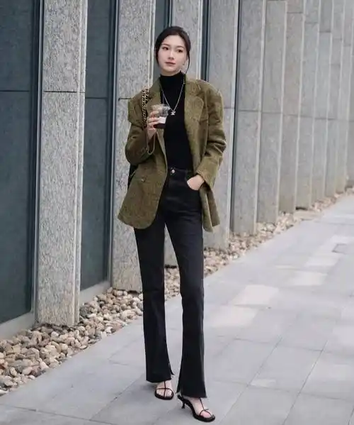 无论是西装的颜色还是鞋子的颜色,她们总能找到最合适的搭配方式.