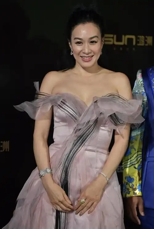 钟丽缇的肉感身材太有料穿紫色纱裙太唯美看着太有女人味