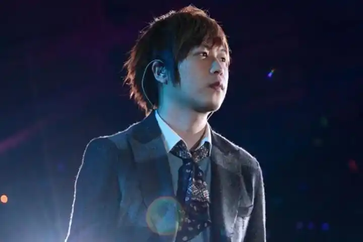 从无名小辈到躁翻鸟巢答应陪我们唱到80岁的男孩陈信宏今天41岁了