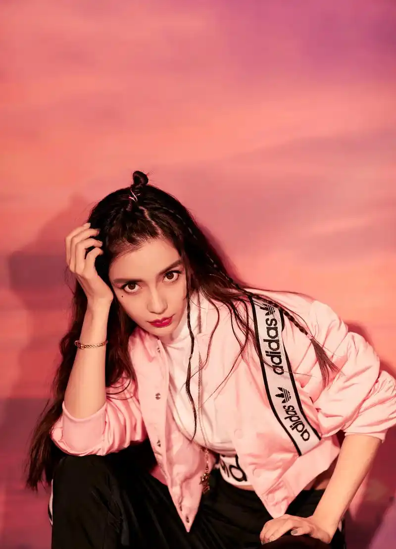 大中华区代言人杨颖于粉蓝交融中释放自我,眉眼含笑,真挚而热烈.