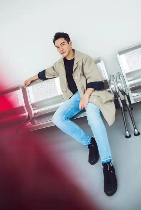 刘恺威的身高只有178cm,也算是踩住了娱乐圈男明星身高的一个标准吧.