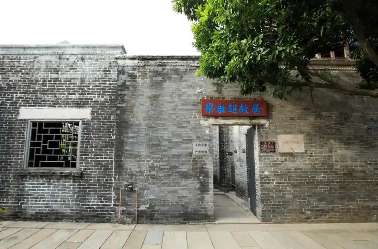 纪念广场正中两米多高的梁启超铜像走进新会梁启超故居△梁启超雕像