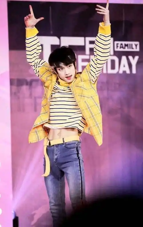 刚成年的时代少年团丁程鑫,身材线条超好,他的腹肌你见过吗_舞台_小小