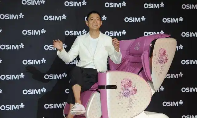 刘德华大病初愈现身按摩椅代言现场寸头利落帅气天王范儿