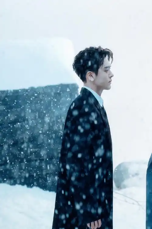 曾舜晞雪景名场面#曾舜晞拍摄《时尚芭莎》花絮上线,《终极笔记》续