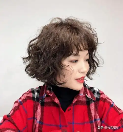 短卷发造型今年流行减龄短发烫发型30款