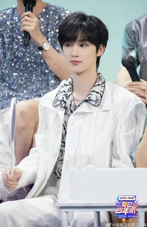 丁程鑫白色西装刺绣内搭造型#丁程鑫夏日少年派收官剧照白色西装磁滗