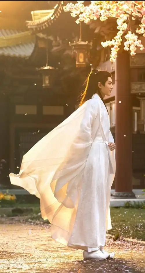 肖战超话#肖战时影##肖战玉骨遥#玉骨遥的大神官时影,白衣飘飘,长身