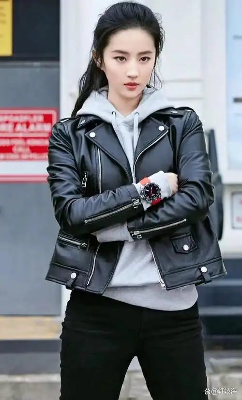 刘亦菲太美了,西装配休闲裤气质优雅,网友:"身材"过于真实!