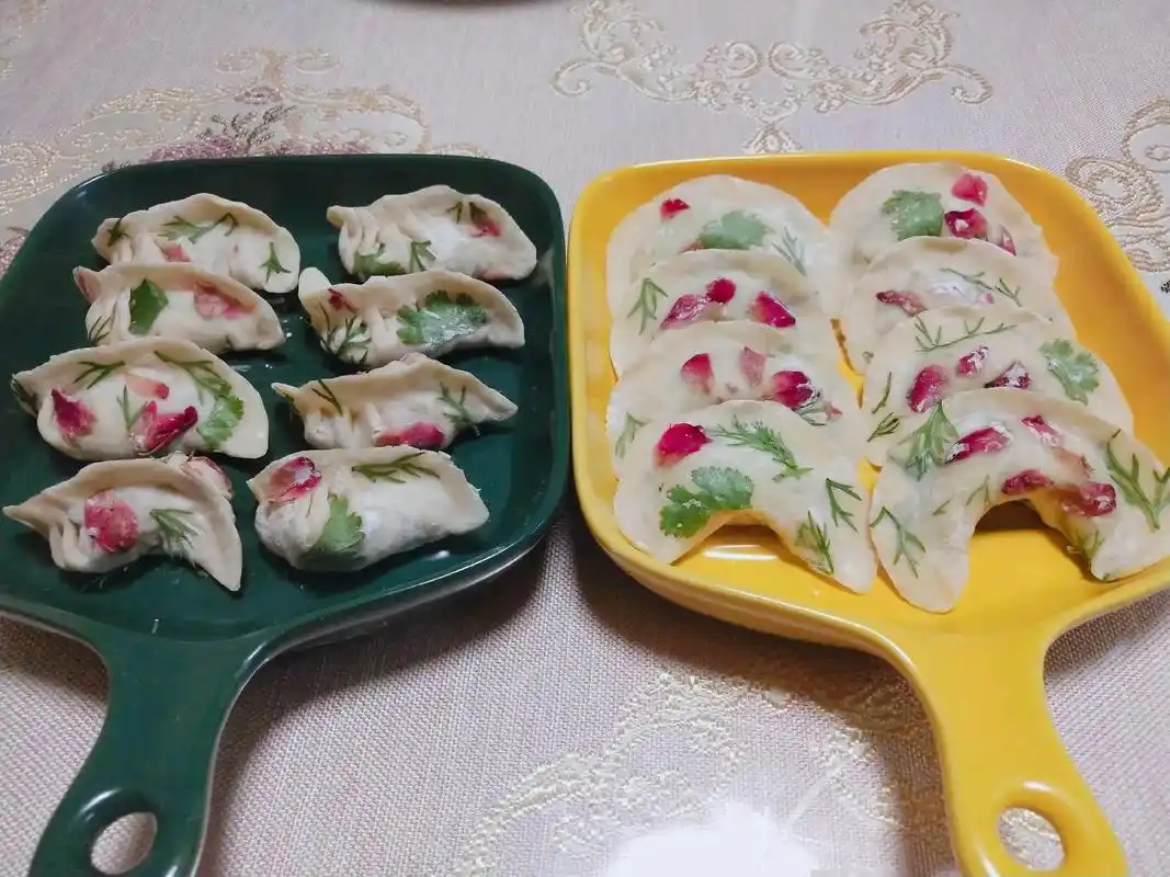 绣花饺,纯手工素什锦,小荤香鸡蛋馅!把春天装进盘子,诗情画意 - 抖音