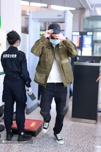 欧豪赶行程独自推行李箱穿外套打扮复古潮流