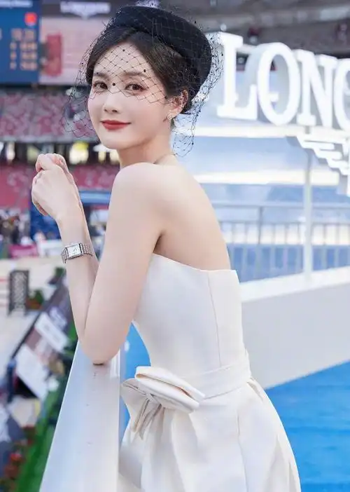 身穿洁白礼服的李一桐美到犯规气质高雅