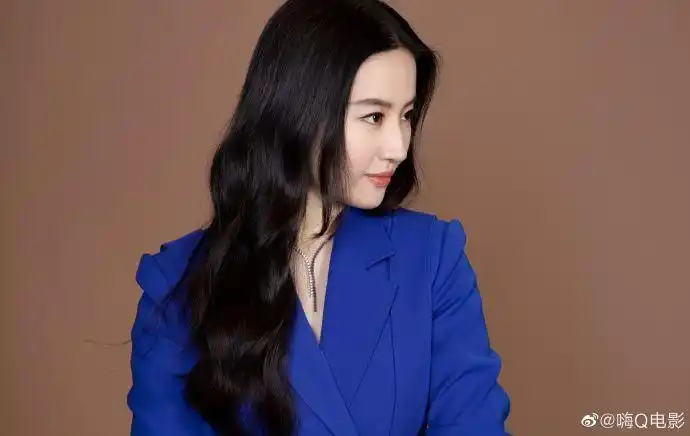 刘亦菲穿宝蓝色西装拍写真02温婉大方攻气十足