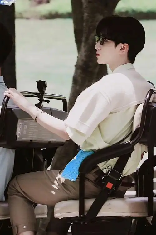 严浩翔今日快乐大本营录制饭拍 这个侧颜太优越了……_高清图集_新浪