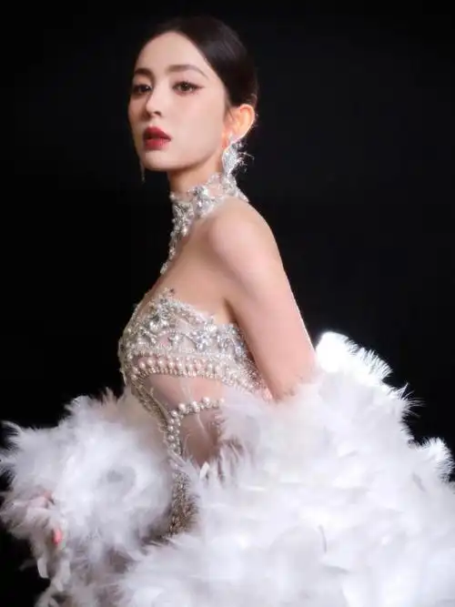 美神降临古力娜扎最新活动造型惊艳全场穿透视裙身材超火辣