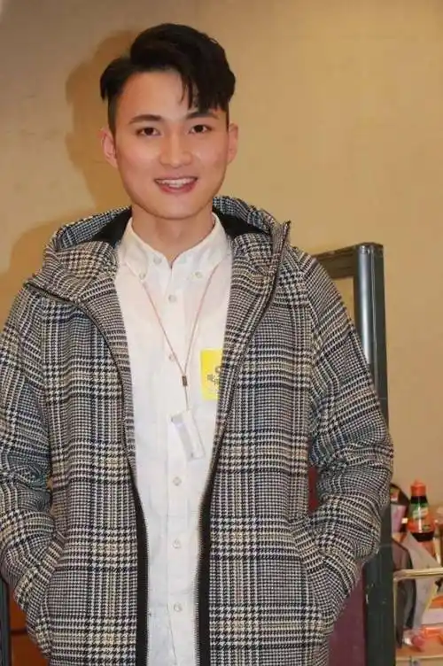 今天我们要介绍的是剧集中的一个人气角色"金城安",他的扮演者是周