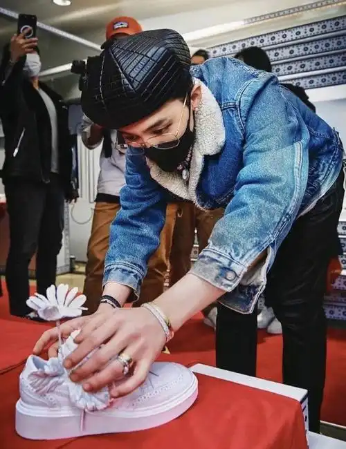 权志龙小雏菊30联名