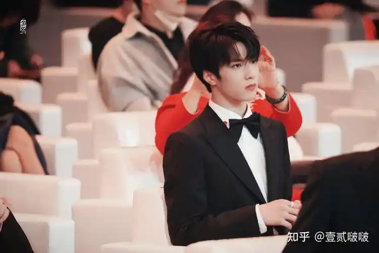 姐妹分享一下刘耀文高清壁纸呗