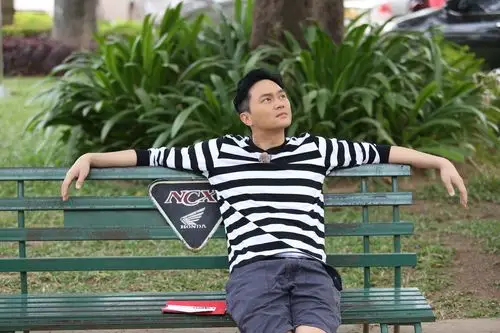 《一路上有你》第二季时的照片曝光,照片中张智霖在拿到节目组的任务