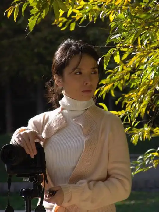 演员李佳:与富商离婚后,二婚嫁给初婚的靳东,高龄生子也幸福|宅男部落