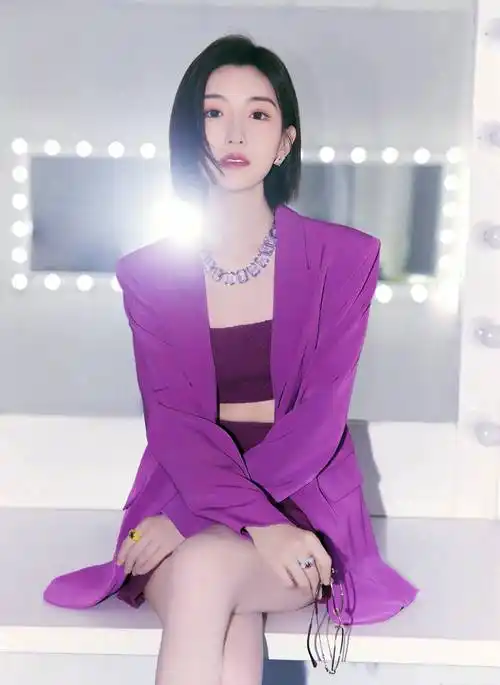 毛晓彤抹胸装短裙大长腿性感写真_短裙_写真_毛晓彤