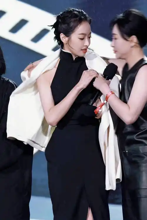 宋茜穿高领黑色旗袍,中国女人长相就是大气_感觉_骨架_仪态