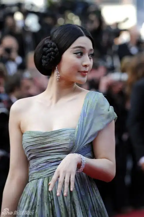 范冰冰百褶长裙亮相戛纳闭幕红毯显优雅性感