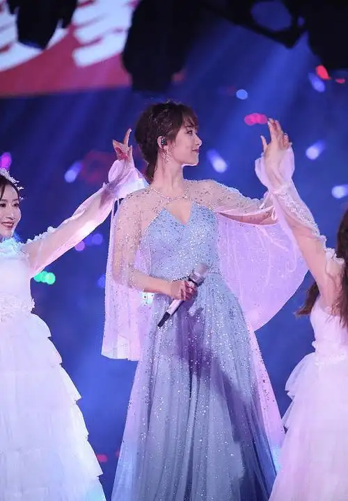 杨紫穿星空蓝蛋糕裙还挺浪漫的就是侧脸肉肉的有点显胖