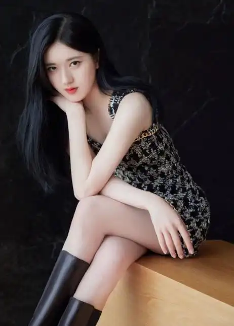 赵露思罕晒性感大片穿短裙配长靴扮辣妹硬凹出超模即视感