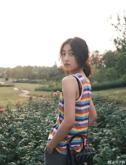 22岁的张子枫,不"端水"了