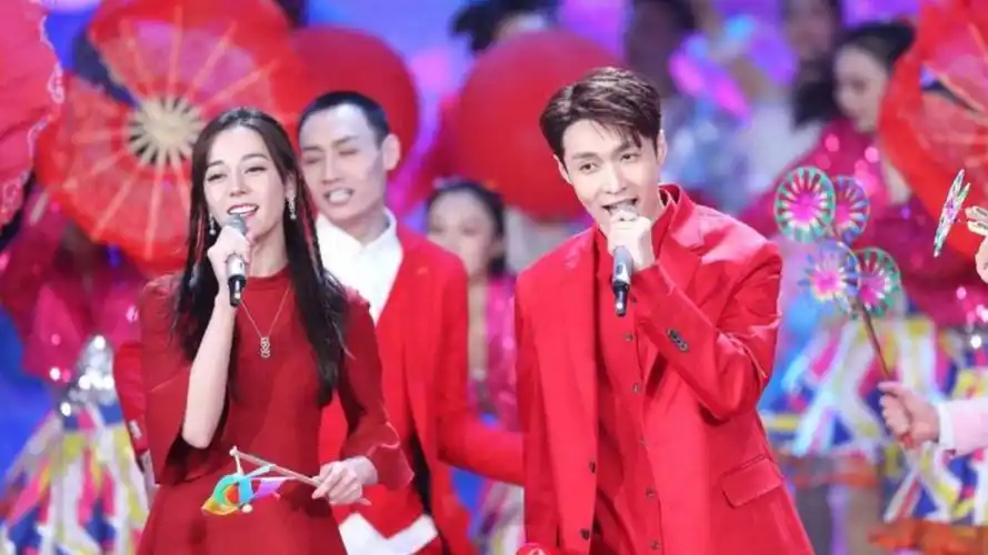 张艺兴迪丽热巴同台献唱《中国喜事》,两人一身红衣,十分喜庆