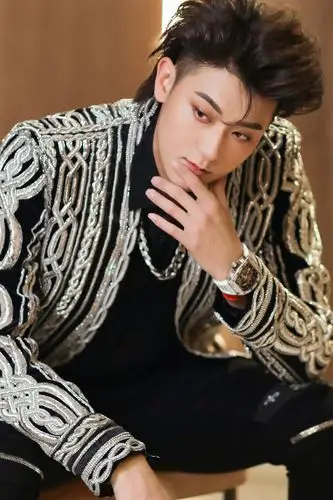 黄子韬银色金属刺绣外套帅气写真