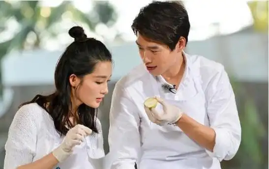 《我们相爱吧2》周冬雨下厨 余文乐暖起来不要命