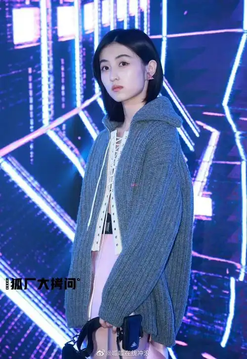 蔡徐坤,张子枫出席活动媒体图9615|蔡徐坤|张子枫|出席活动_新浪