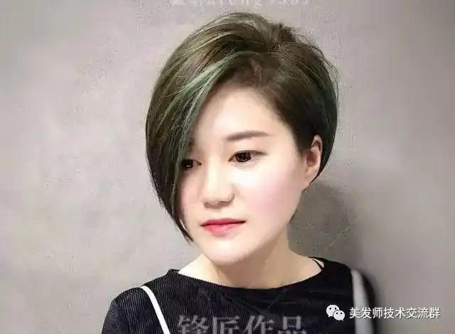 短发修剪的一边长,一边短不对称,这样的短发既有娇媚感又显得很干练