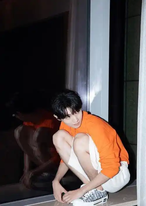王俊凯的直男坐姿火了,双腿呈"倒l型",身高不足1米75模仿不来_造型