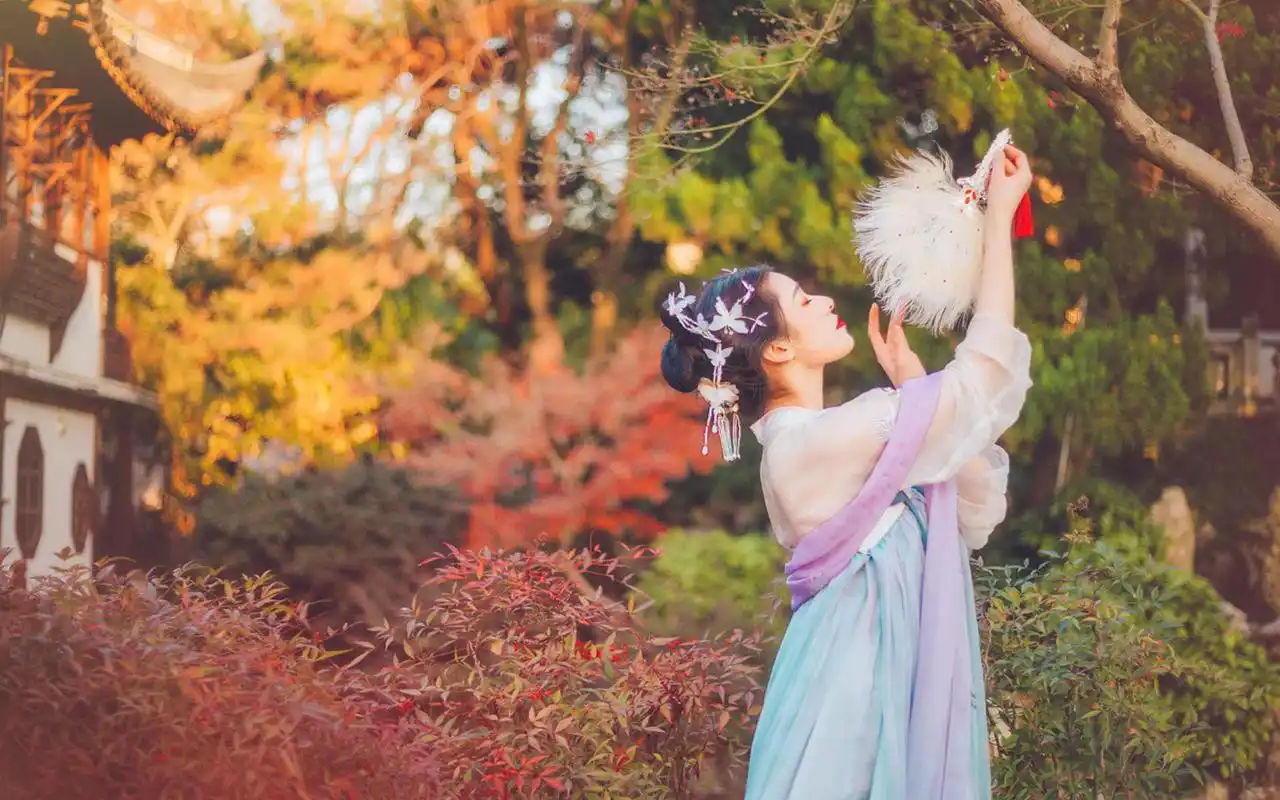 烈焰红唇古装汉服美女写真图片桌面壁纸