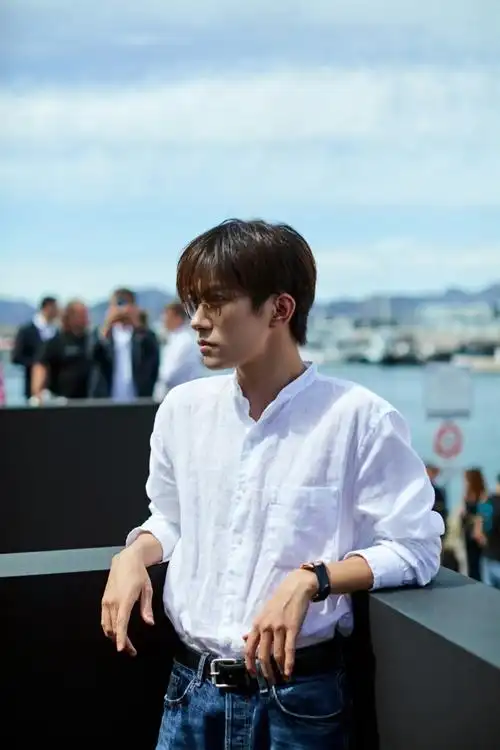 易烊千玺请把眼镜焊脸上##易烊千玺眼镜出圈神图