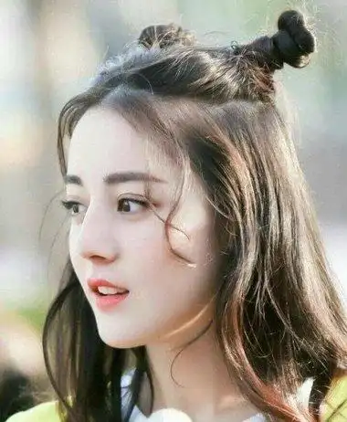 直发半丸子头扎法图解 直发半丸子头怎么扎好看_发型师姐