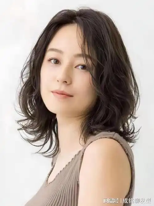 时尚不分年龄中年女性也适合的独特发型让你散发迷人光彩