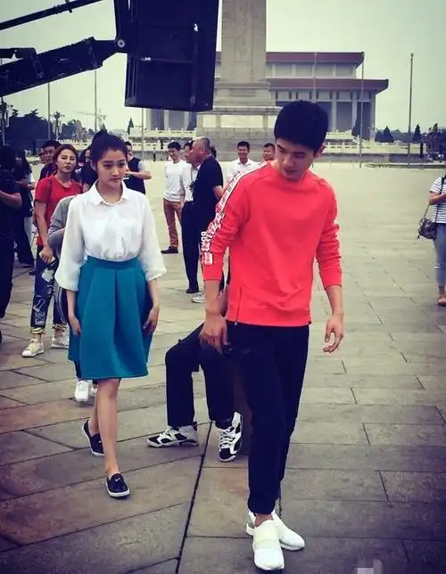 刘昊然关晓彤天安门广场放歌