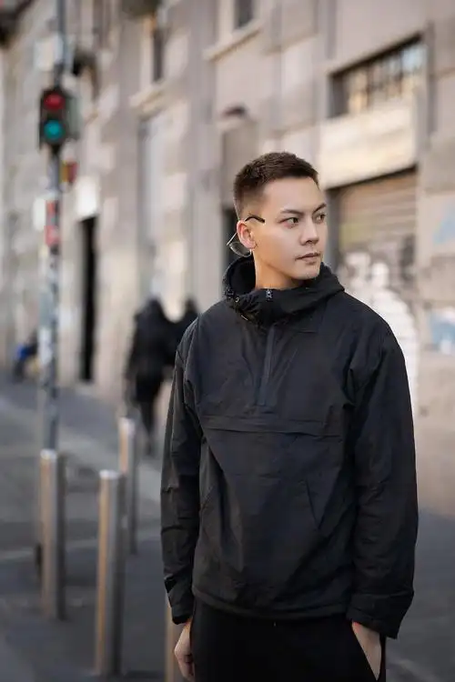 陈伟霆米兰男装周街拍,寸头蛮帅的,他好喜欢眼镜.