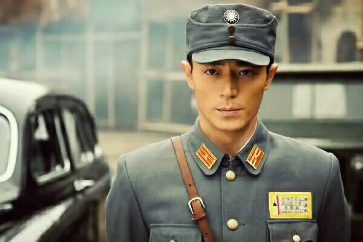 霍建华,穿着军装的他显得正气十足. 胡歌张若昀陈伟霆