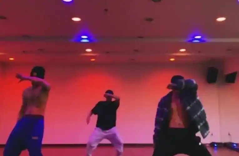 当赖冠霖弯下腰的时候,姚琛正好把自己完美的八块腹肌展现出来了