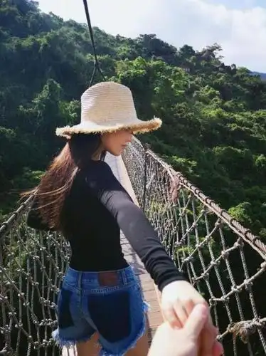 晒男友视角牵手照秀傲人身材 张馨予有新恋情吗?