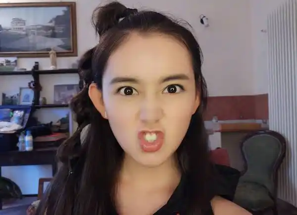 蒋依依晒表情包6连拍自拍自夸自得其乐