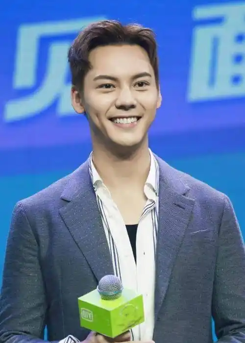 陈伟霆自己动手剪寸头撞脸吴彦祖,33岁已开始秃顶中间一片亮_明星