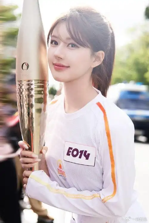 赵露思火炬手造型!真的好青春,元气满满!