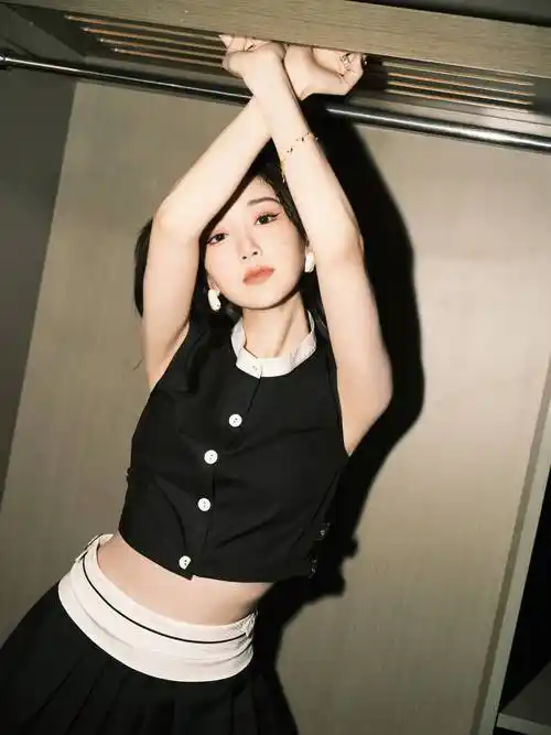 毛晓彤黑色短裙双马尾大长腿性感写真_高跟鞋_吊带